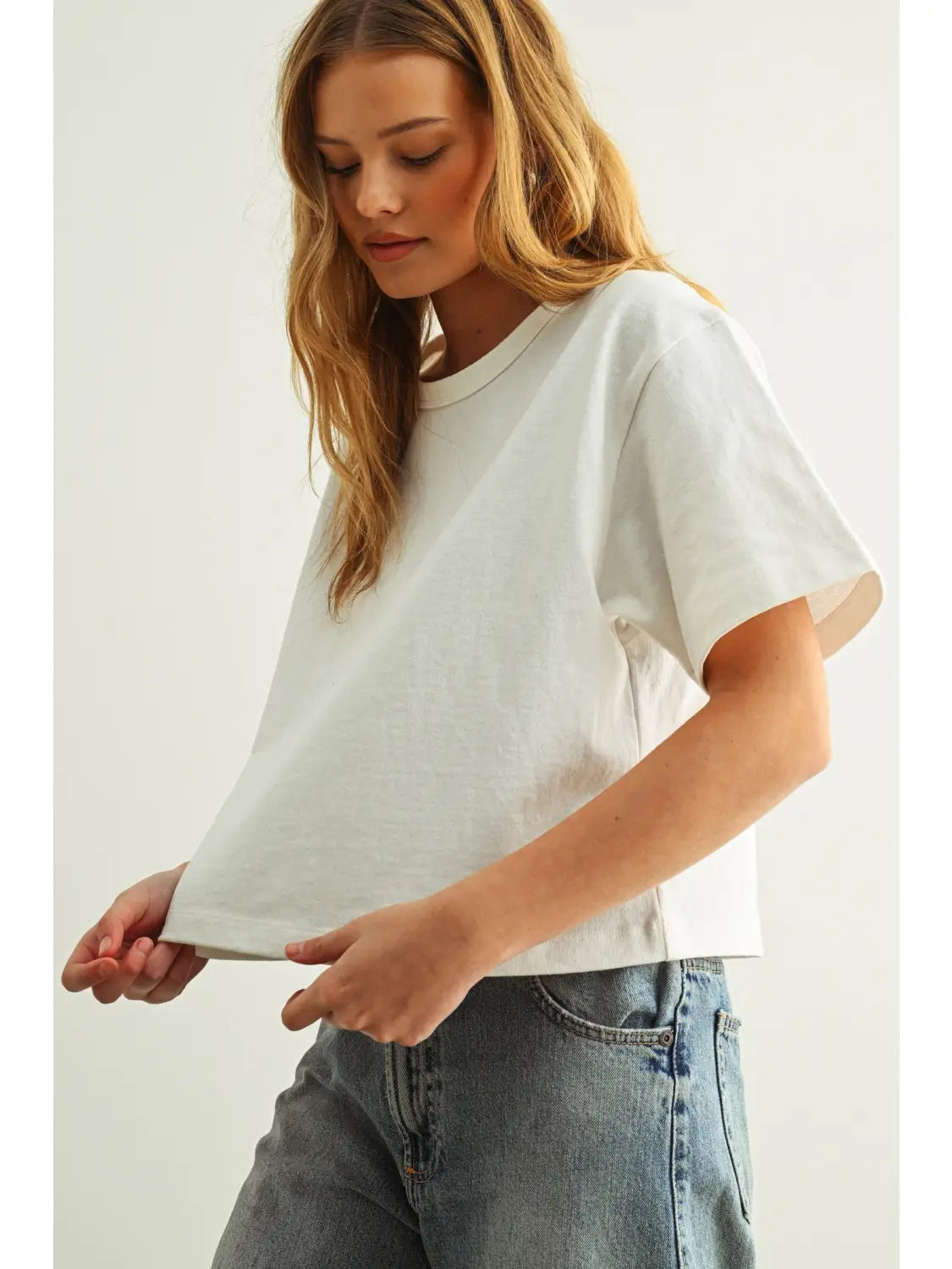 Woman wearing a white t-shirt and jeans o